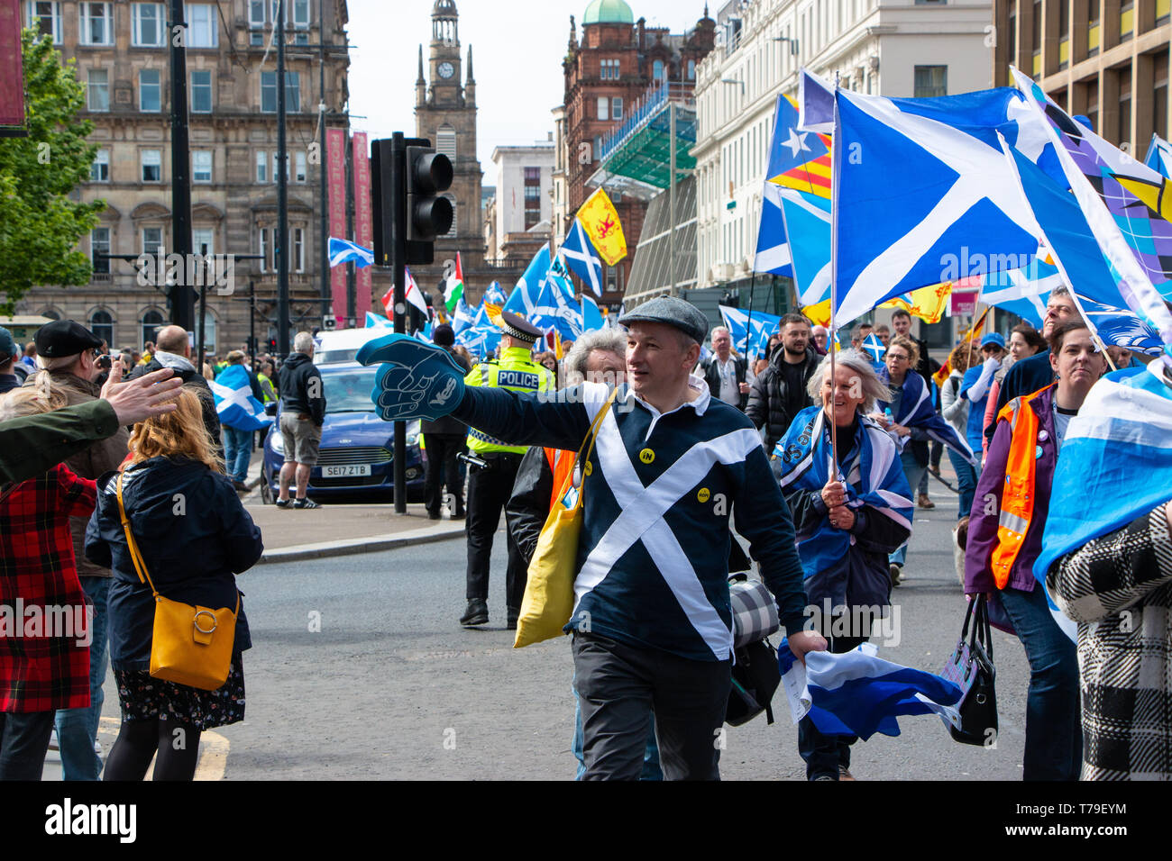 Un démonstrateur fier, armé d'un doigt de mousse, se mêle à la foule à côté la pro-indépendance écossaise mars Banque D'Images