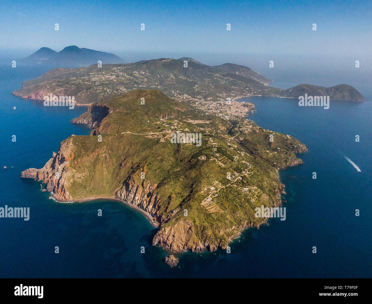 Vue aérienne de Lipari, la plus grande des îles éoliennes dans la mer Tyrrhénienne au large de la côte nord de la Sicile, le sud de l'Italie Banque D'Images