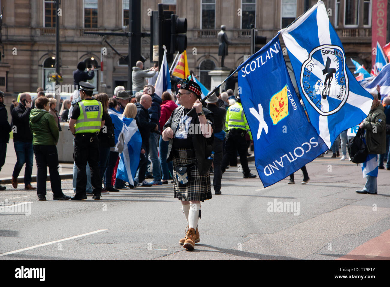 En particulier un fier-démonstrateur contient jusqu'à son pavillon au cours de la pro-indépendance écossaise mars, organisée par l'ensemble sous une même bannière (AUOB). Banque D'Images