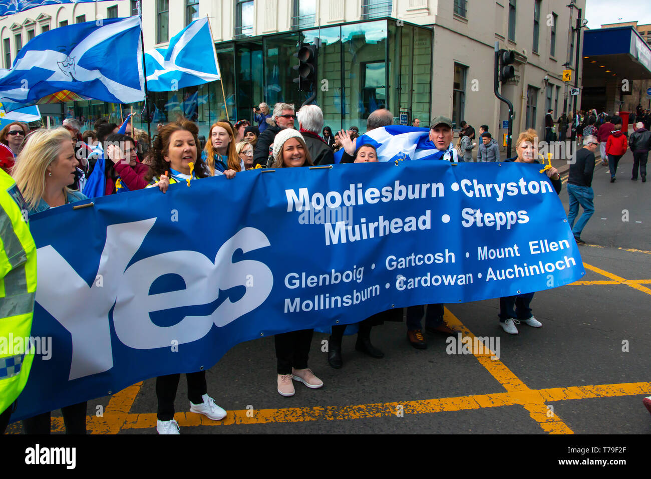 La bannière de l'indépendance du nord-est de Glasgow au pro-indépendance écossaise mars organisée par l'ensemble sous une même bannière (AUOB). Banque D'Images