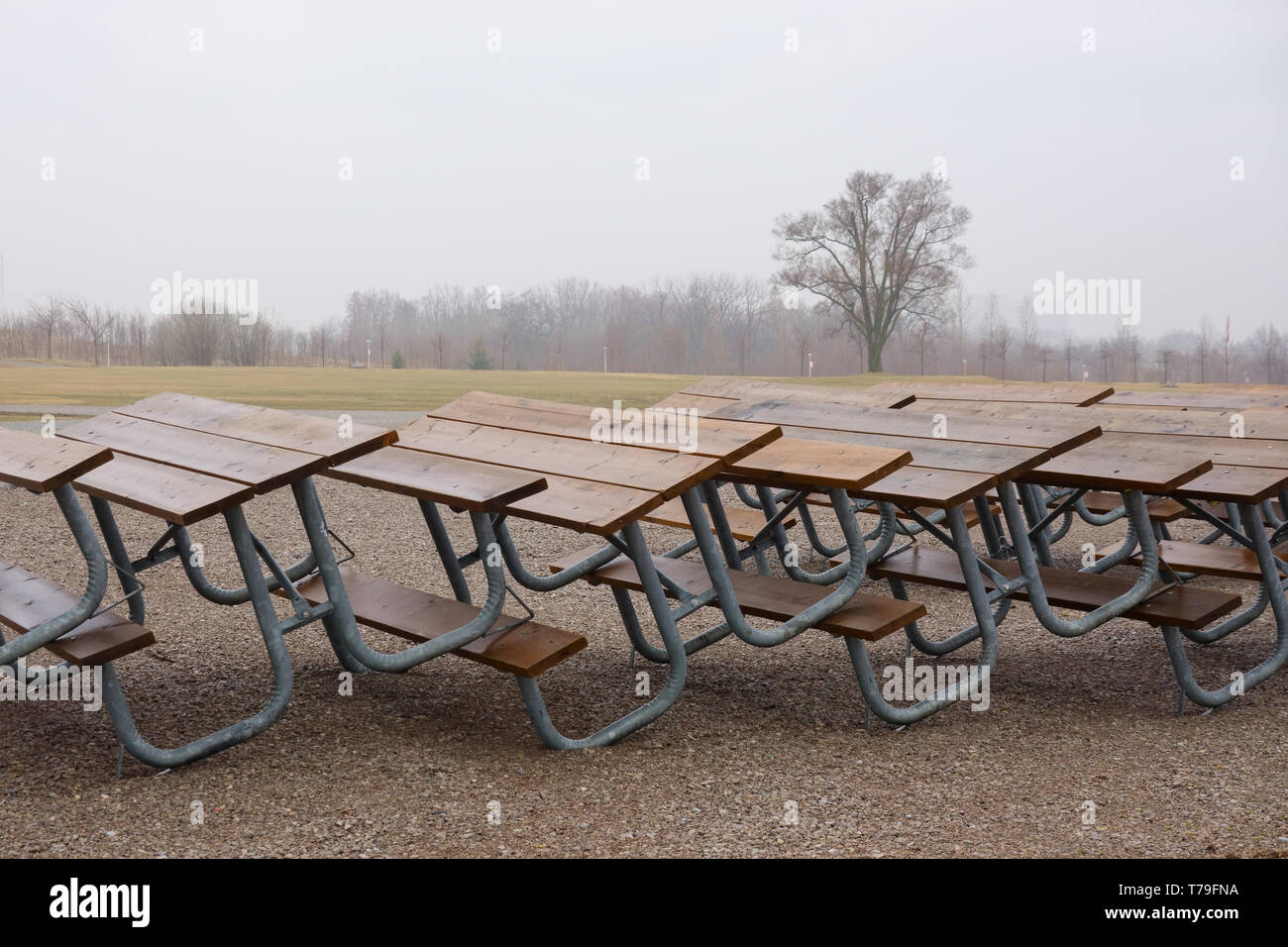 Tables de pique-nique en attente d'être redistribuée dans tout le parc après un long hiver au parc Downsview, Toronto, Canada. Banque D'Images