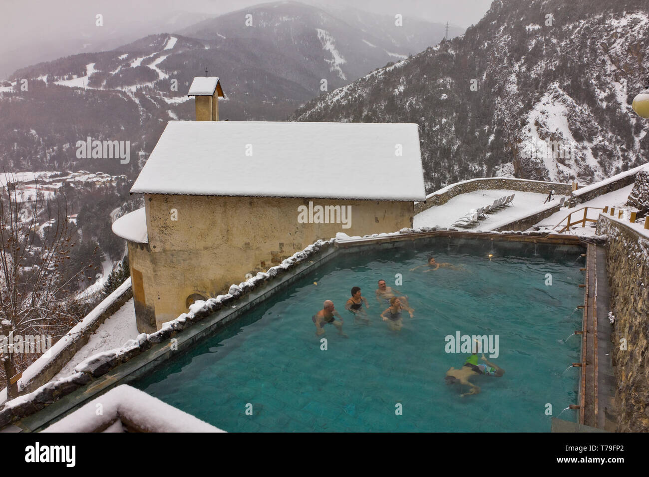 Bormio Terme, Bagni Vecchi' 'Stabilimento : ospiti nella piscina termale All'aperto. [ENG] Bormio, Spa, les thermes "Bagni Vecchi' : les clients dans Banque D'Images