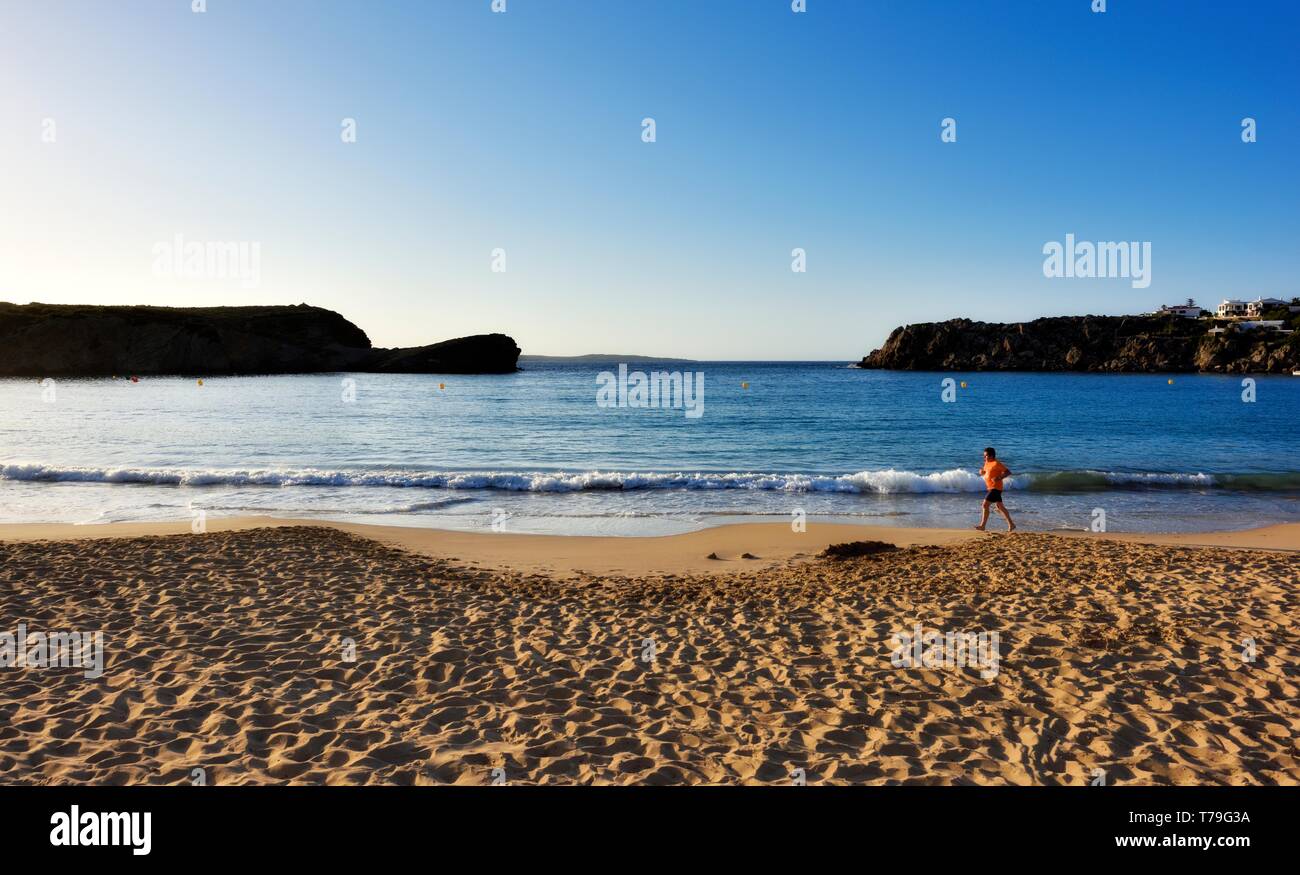 La plage Arenal den Castell Menorca, Minorque, l'homme en marche,jogging, Banque D'Images