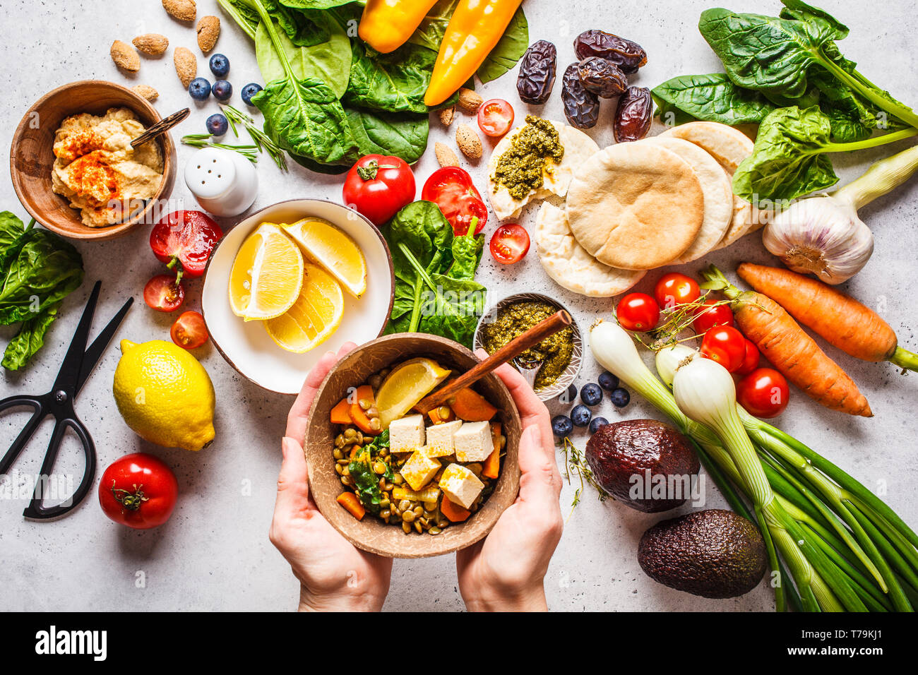 Arrière-plan de l'alimentation végétarienne saine. Les légumes, l'hoummos, pesto et de lentilles au curry de tofu. Banque D'Images