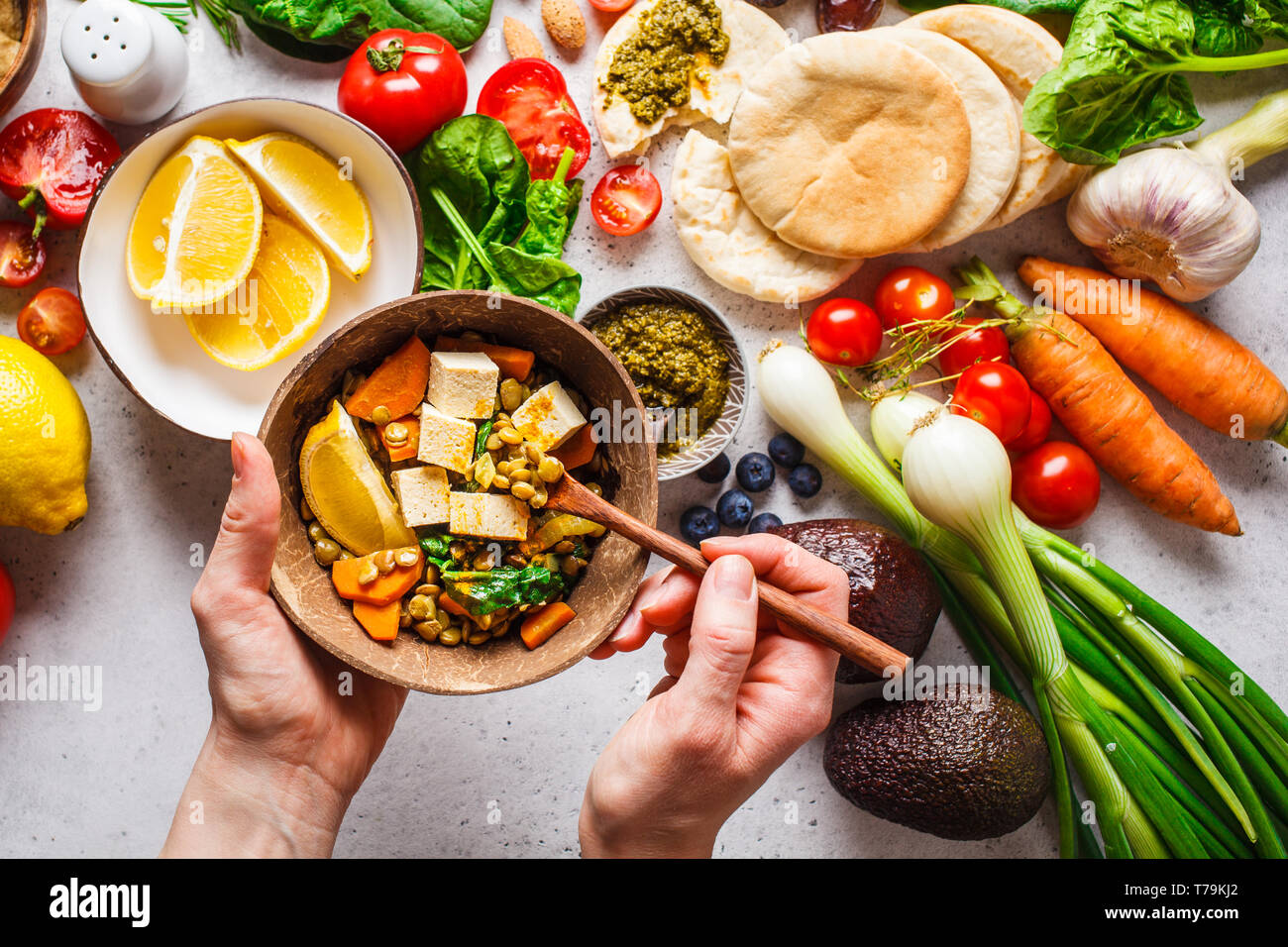 Arrière-plan de l'alimentation végétarienne saine. Les légumes, l'hoummos, pesto et de lentilles au curry de tofu. Banque D'Images