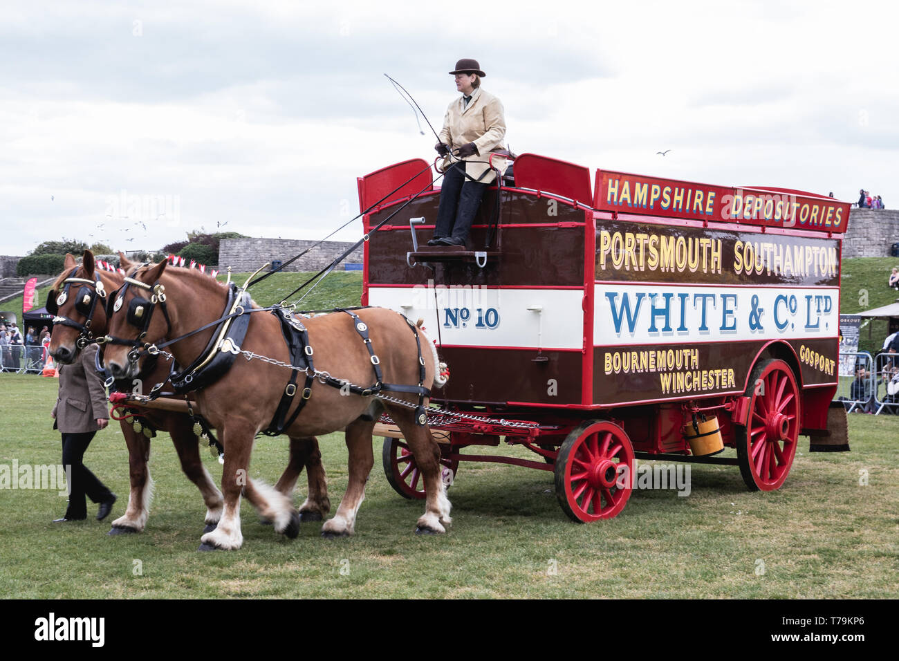 Transport ou la remorque tractée par des chevaux à un spectacle équestre au Royaume-Uni Banque D'Images