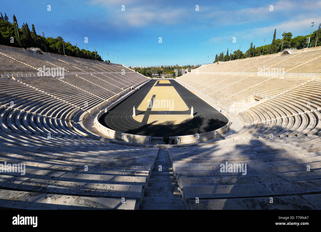 Stade Panathénaïque d'Athènes - une journée d'été en Grèce Banque D'Images
