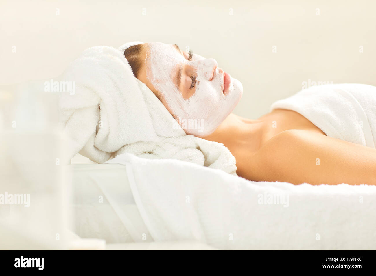 Visage d'une jeune femme dans un masque pour le traitement de la peau dans un salon de beauté. Banque D'Images