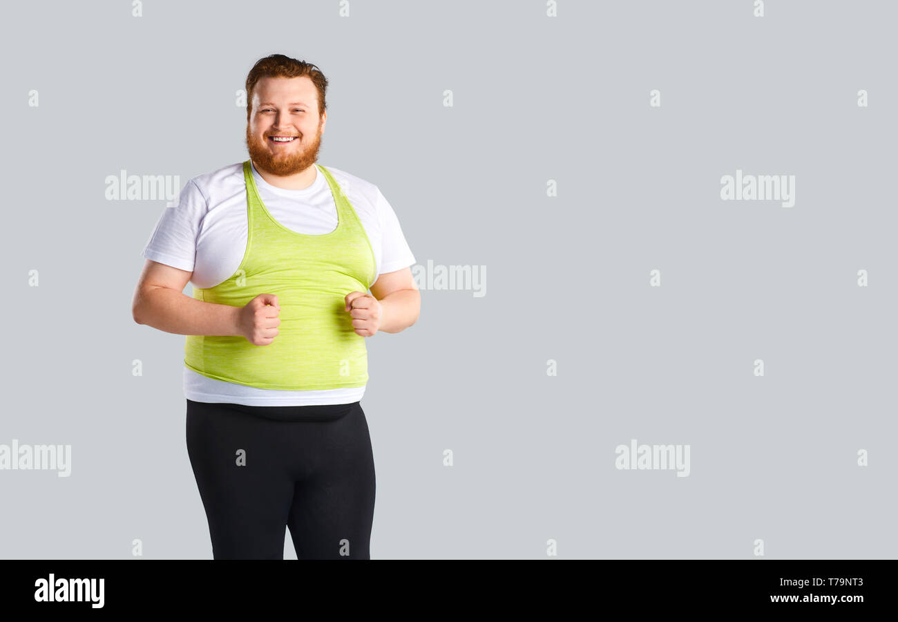 Funny gros homme en uniforme de sport dans la formation Banque D'Images