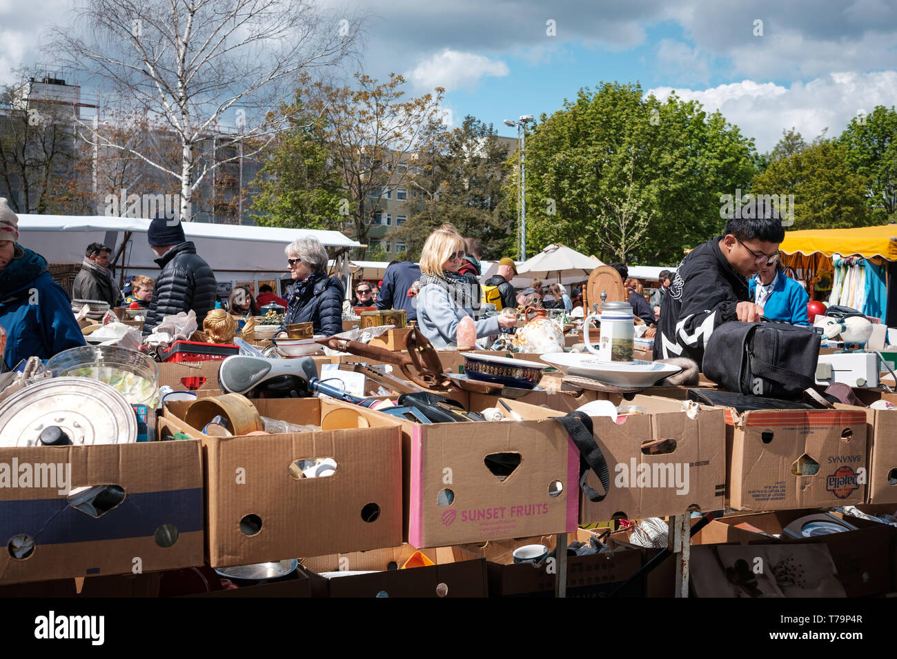Berlin, Allemagne - Mai 2019 : les personnes à la recherche dans des boîtes sur marché aux puces de Mauerpark à Berlin Banque D'Images