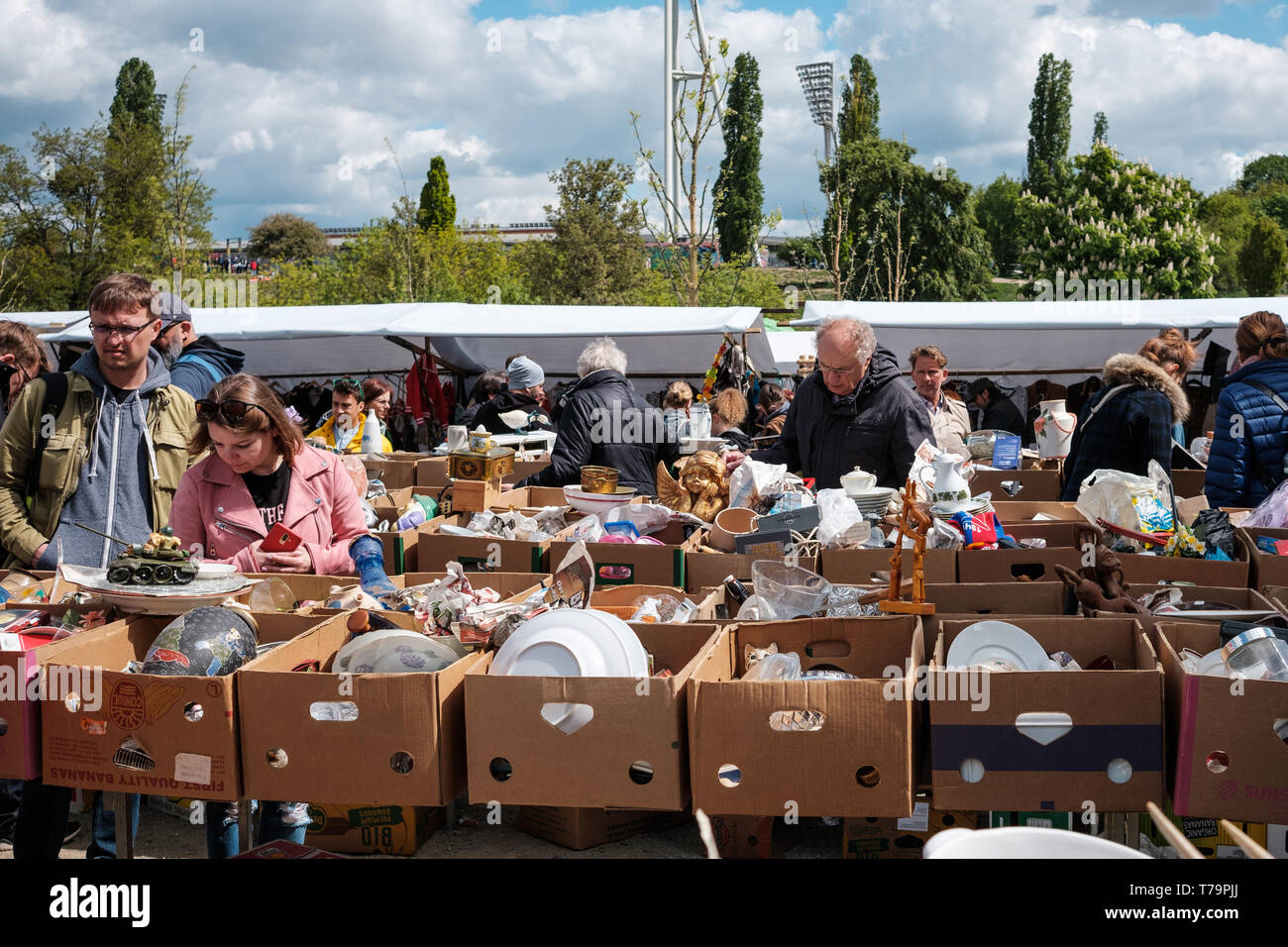 Berlin, Allemagne - Mai 2019 : les personnes à la recherche dans des boîtes sur marché aux puces de Mauerpark à Berlin Banque D'Images