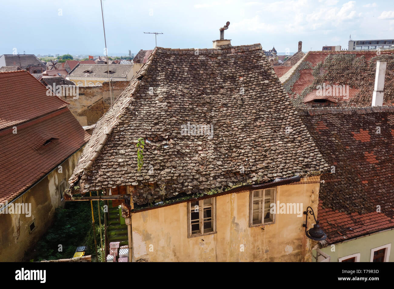 Sur le toit surmonté d'une vieille maison avec une cheminée unique à Sibiu (Hermannstadt), Roumanie Banque D'Images