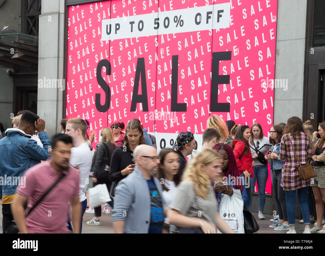 Shoppers sur Oxford Street dans le West End de Londres à pied au cours de l'été vente signe pour Top Shop Banque D'Images