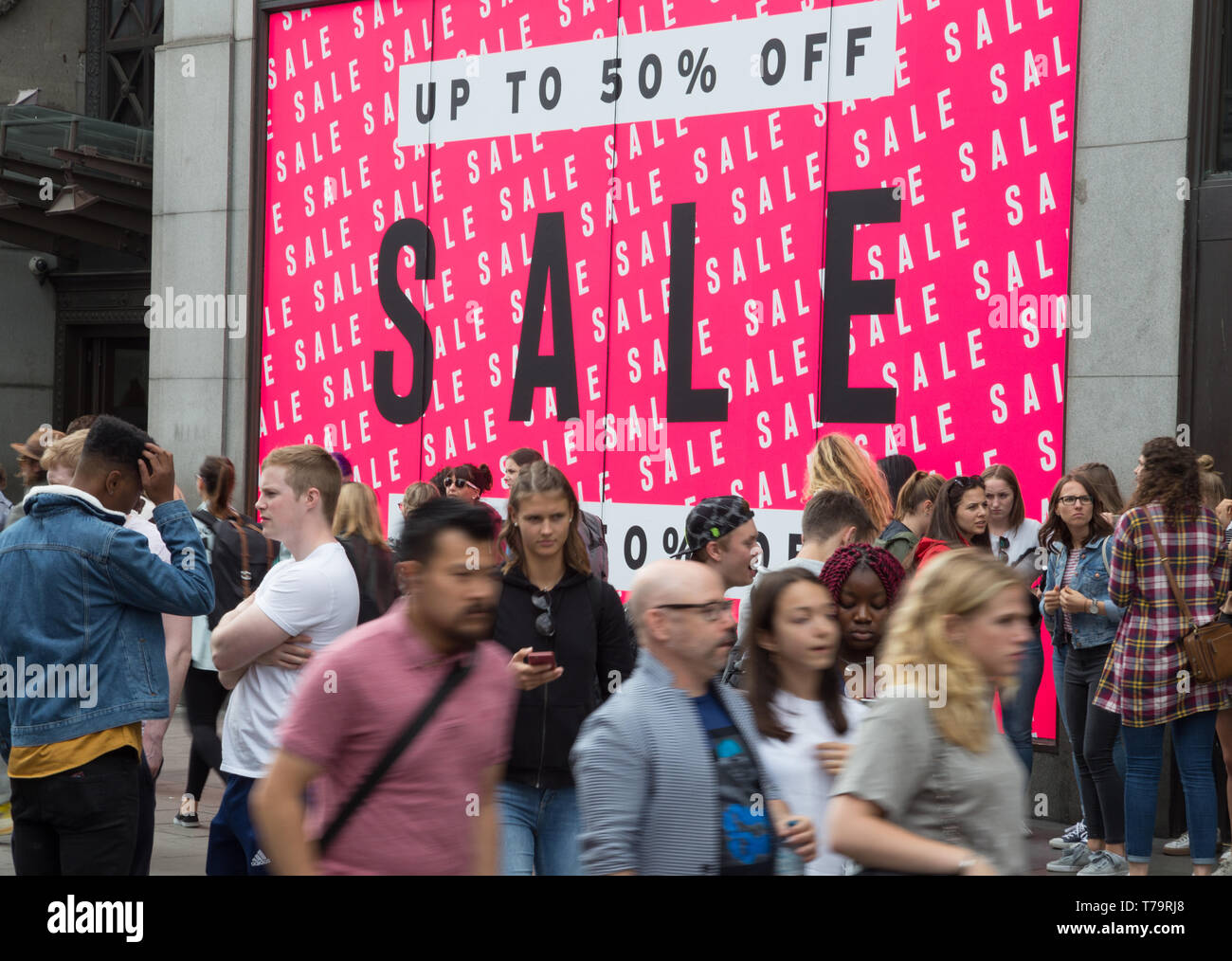 Shoppers sur Oxford Street dans le West End de Londres à pied au cours de l'été vente signe pour Top Shop Banque D'Images