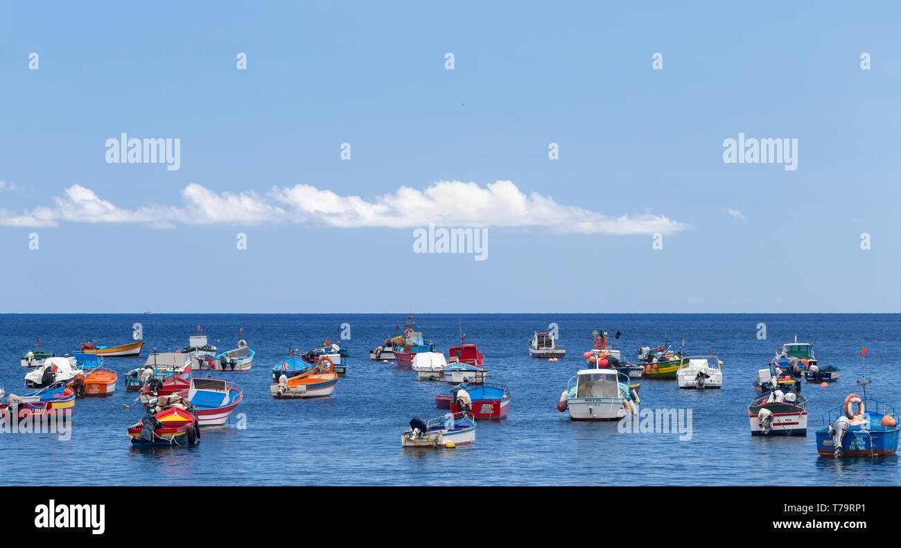 Camara de Lobos, Madère, Portugal - 26 juillet 2018 : bateaux de pêcheurs lumineux dans la baie du village. Journée ensoleillée, ciel bleu et calme l'esprit de l'océan Banque D'Images