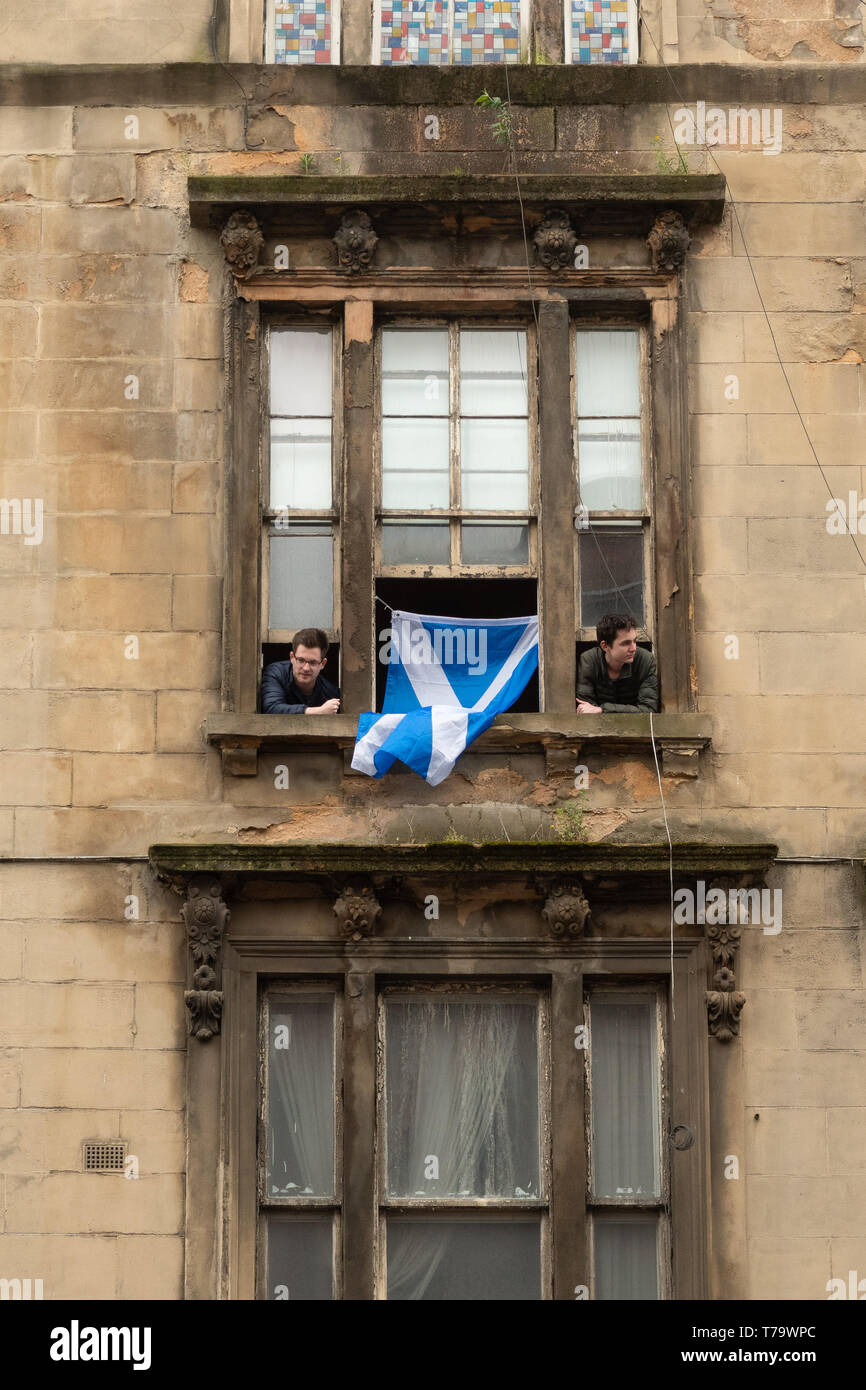 Sautoir écossais drapeau dans fenêtre lors de l'indépendance écossaise mars à Glasgow, Scotland, UK - 4 mai 2019 Banque D'Images