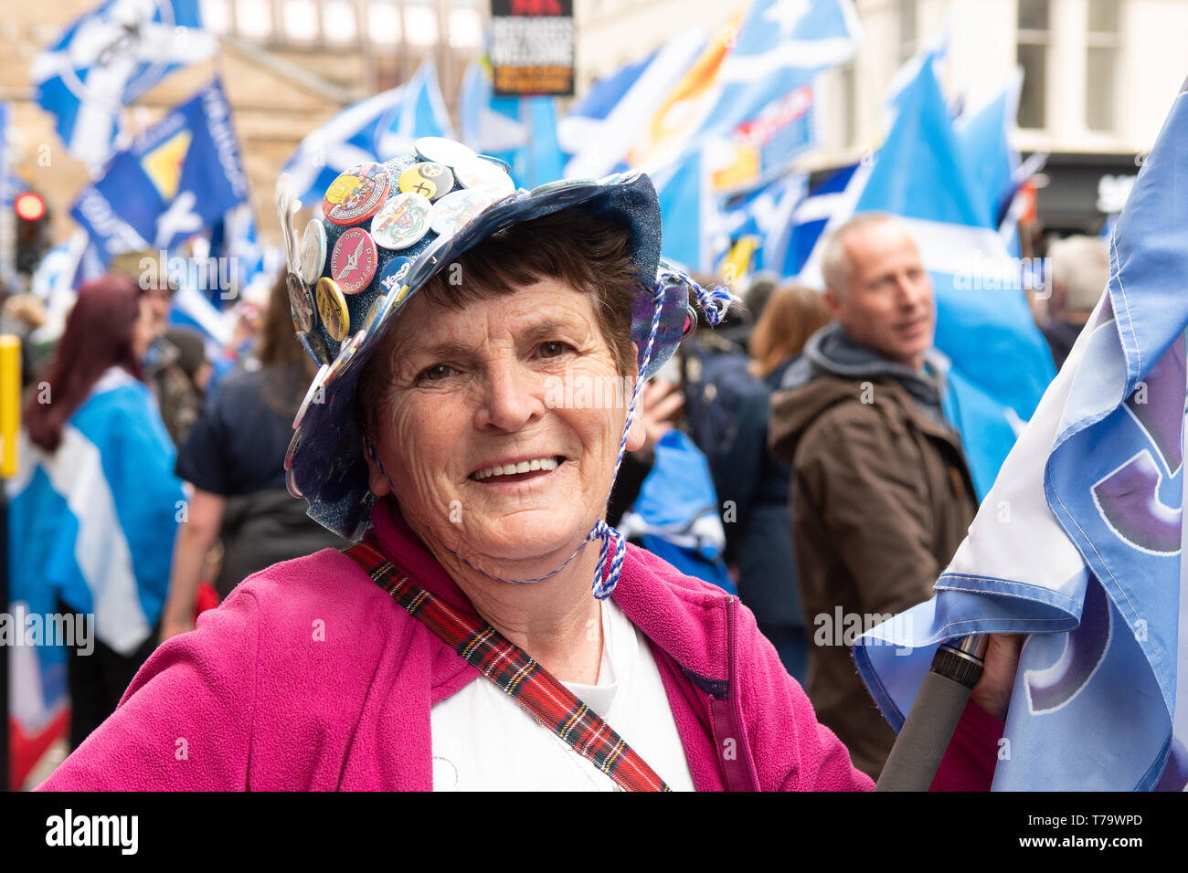 Femme portant chapeau décoré en mars à l'appui de l'indépendance écossaise à Glasgow - mai 2019, Ecosse, Royaume-Uni Banque D'Images