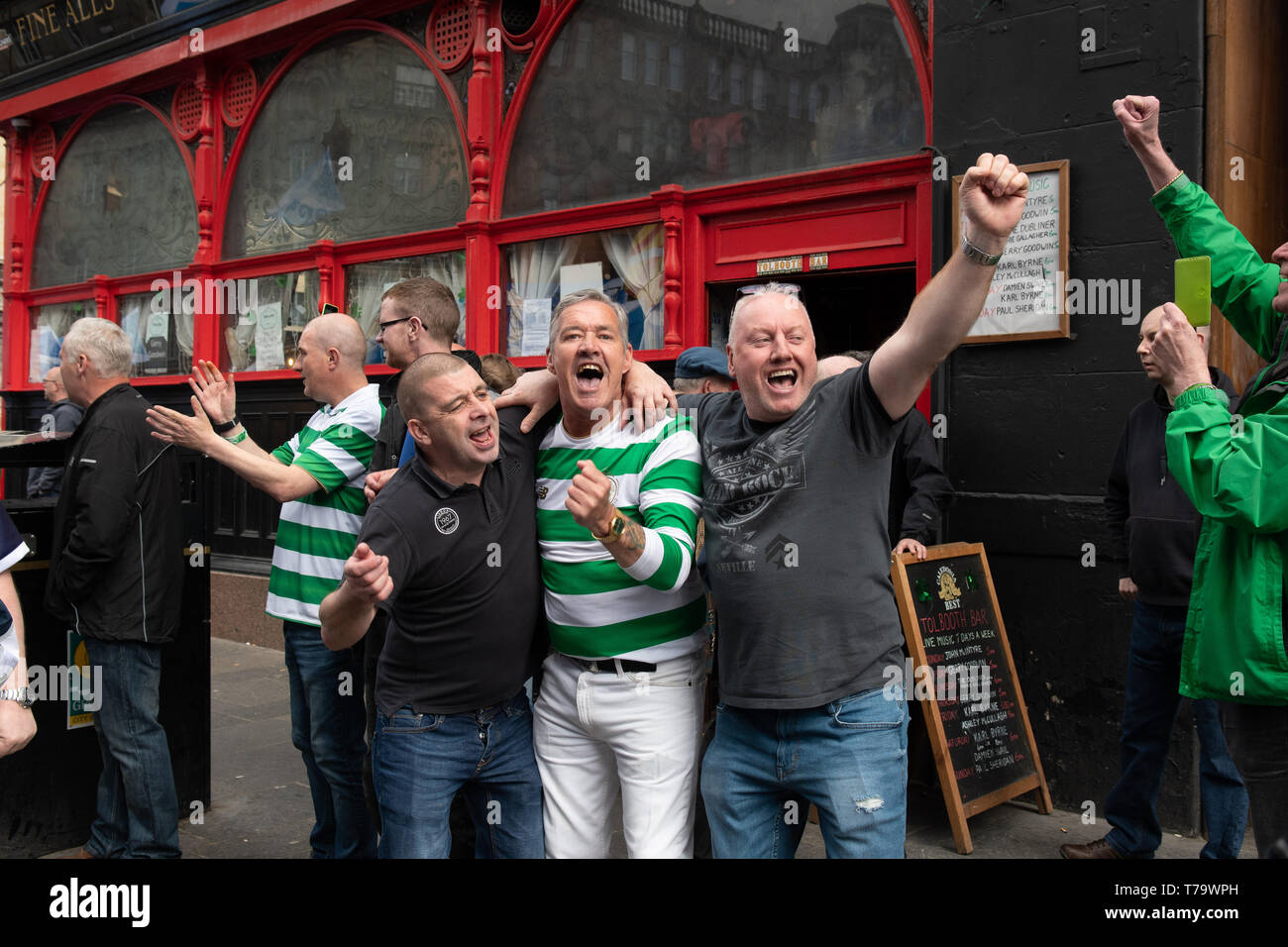 Les supporters celtes célèbrent l'obtention d'un huitième titre consécutif 4 mai 2019 au Tollbooth Bar de Glasgow, en Écosse, au moment où la marche de l'indépendance passe Banque D'Images