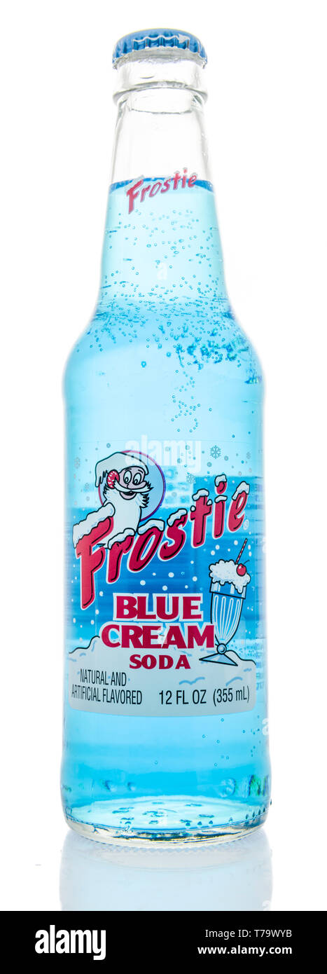 Winneconne, WI - 28 Avril 2019 : d'une bouteille de soda bleu sur un fond isolé Banque D'Images