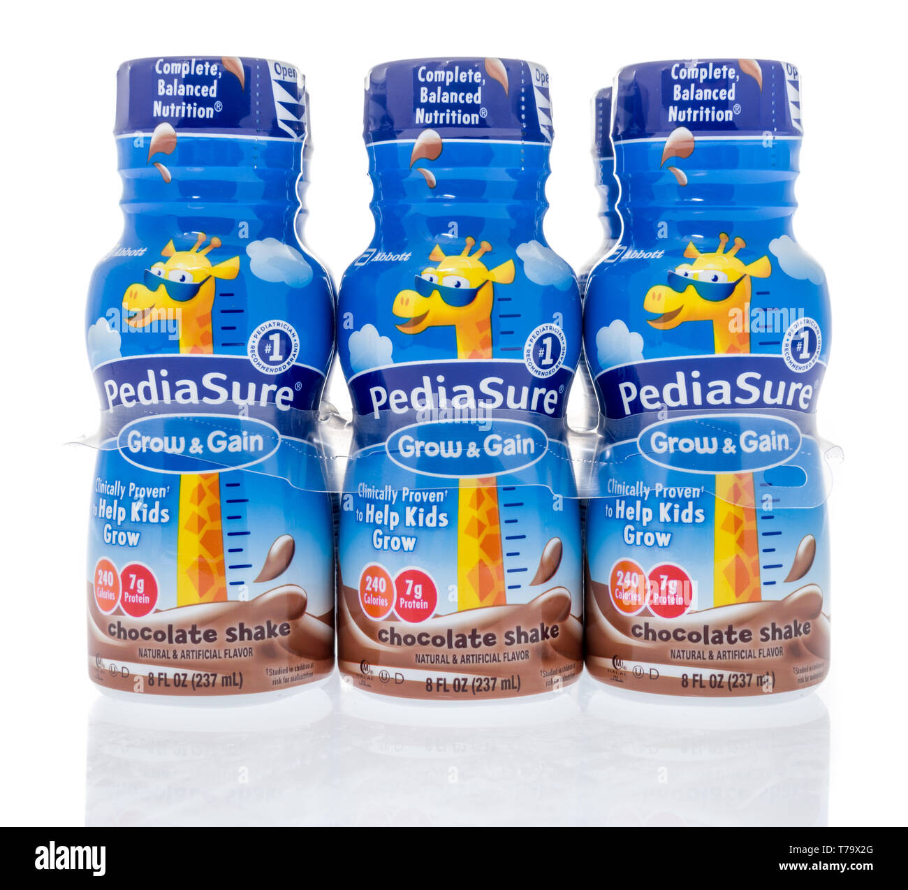 Winneconne, WI - 3 mai 2019 : une bouteille de Abbott Pediasure redresser et se secouer la nutrition pour les enfants sur une base isolée Banque D'Images