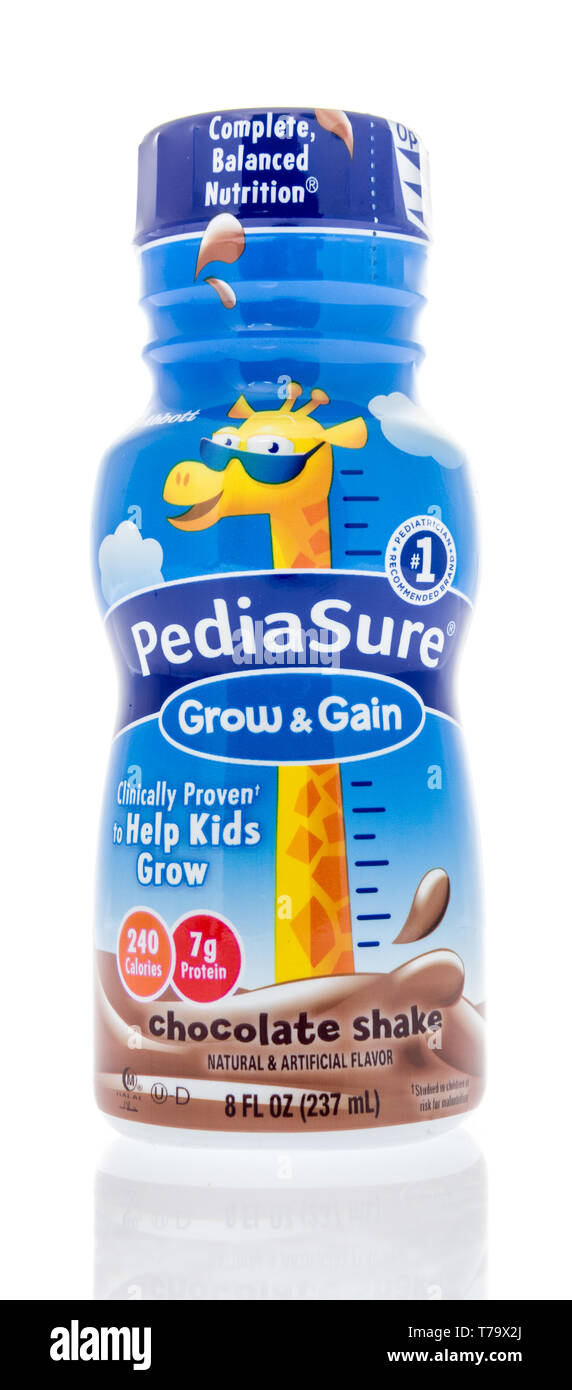 Winneconne, WI - 3 mai 2019 : une bouteille de Abbott Pediasure redresser et se secouer la nutrition pour les enfants sur une base isolée Banque D'Images