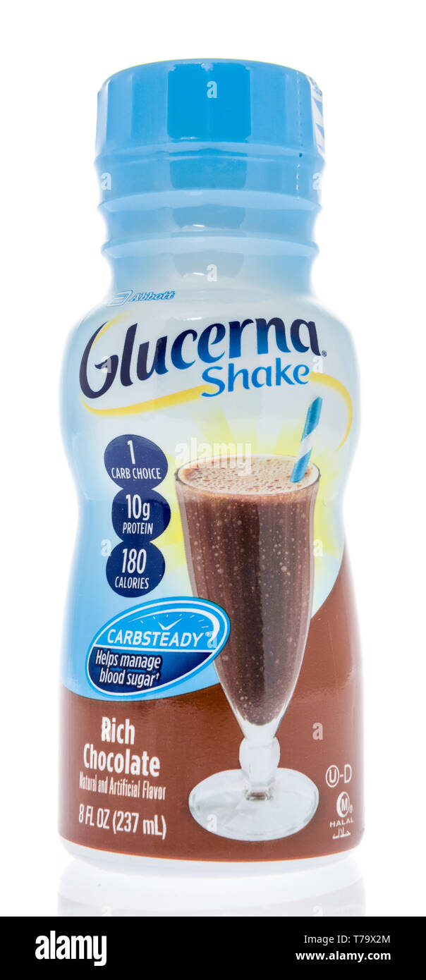 Winneconne, WI - 3 mai 2019 : une bouteille d'Abbott Nutrition Glucerna agiter dans un contexte isolé Banque D'Images