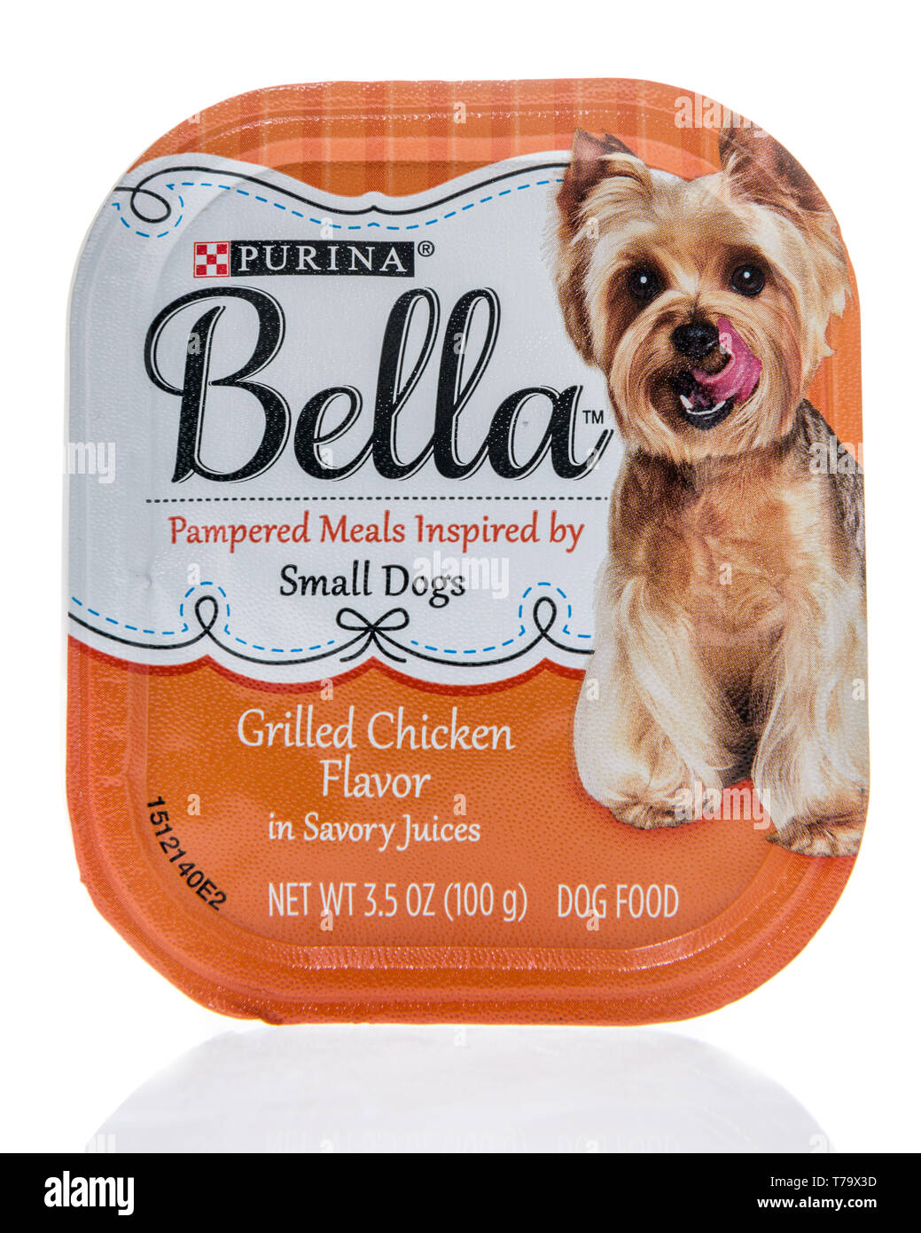 Winneconne, WI - 3 mai 2019 : un paquet de Purina bella choyé repas pour petit chien de la nourriture sur un fond isolé Banque D'Images