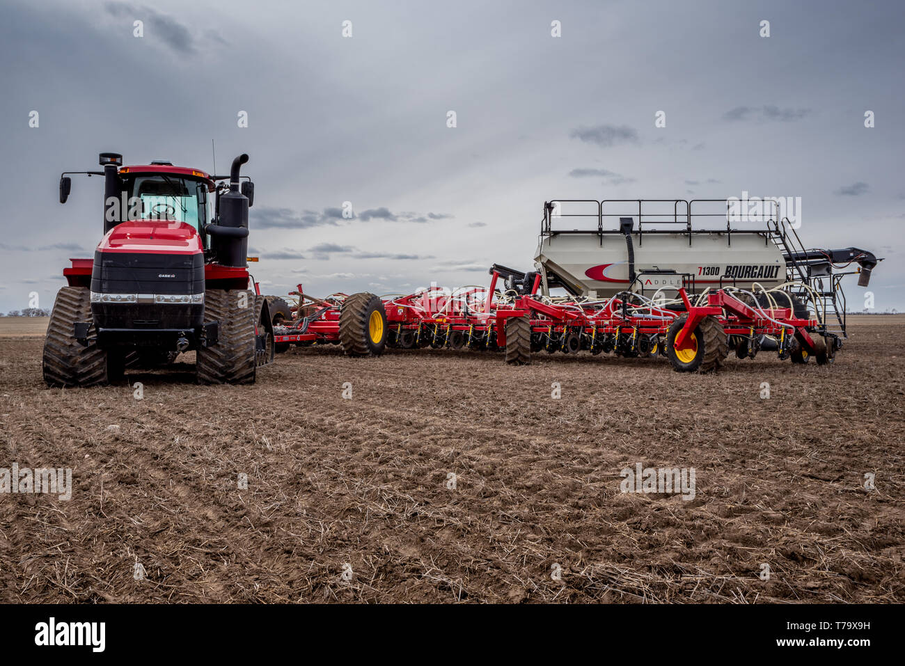 Swift Current, SK/Canada - Mai 4, 2019 : le tracteur et le matériel de semis Semoir dans le domaine de la Saskatchewan, Canada Banque D'Images