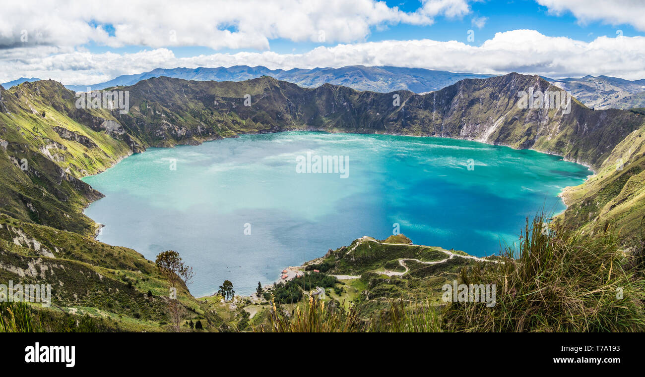 Belle vue panoramique sur le lac de Quilotoa Quilotoa, Equateur Banque D'Images