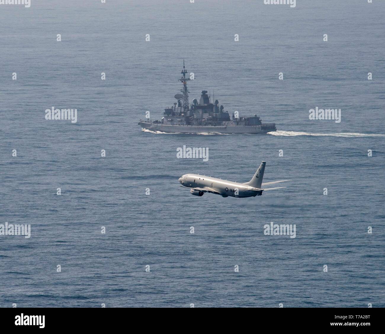 Un P-8 Poseidon vole aux côtés de la Marine Nationale Française de lutte contre le destroyer air FS Jean Bart (D 615) pendant la traversée du détroit de Gibraltar, le 3 mai 2019. Le John C. Stennis (Groupe JCSCSG) est déployée à l'appui des efforts de coopération en matière de sécurité maritime dans la sixième flotte américaine zone de responsabilité. (U.S. Photo par marine Spécialiste de la communication de masse Connor 3e classe D. Loessin) Banque D'Images