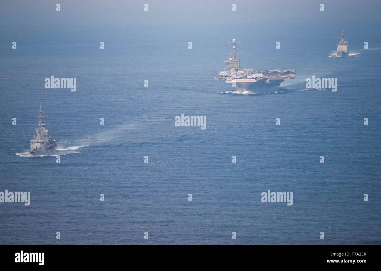La Marine Nationale Française destroyer anti-aérienne FS Jean Bart (D 615) à gauche, le porte-avions USS JOHN C. STENNIS (CVN 74), centre, et le croiseur lance-missiles USS Mobile Bay (CG 53) transit le détroit de Gibraltar, le 3 mai 2019. Le John C. Stennis (Groupe JCSCSG) est déployée à l'appui des efforts de coopération en matière de sécurité maritime dans la sixième flotte américaine zone de responsabilité. (U.S. Photo par marine Spécialiste de la communication de masse Connor 3e classe D. Loessin) Banque D'Images