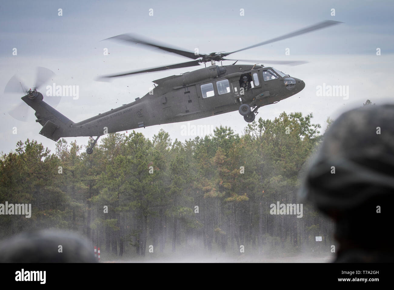 Les soldats de la Garde nationale de l'Armée américaine du New Jersey's 250e Bataillon de soutien de Brigade regardent un UH-60M hélicoptère Black Hawk du 1er Bataillon d'hélicoptères d'assaut, 150e Régiment d'aviation arrive à la zone d'atterrissage 14 pour charge la formation sur Joint Base McGuire-Dix-Lakehurst, N.J., 4 mai 2019. (U.S. Air National Guard photo par le Sgt. Matt Hecht) Banque D'Images