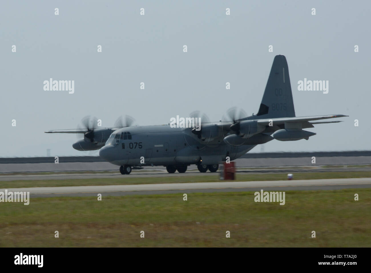 Les clients japonais et américains voir le KC-130J Super Hercules lors la 43e Japon d'autodéfense maritime - Marine Corps Air Station Iwakuni Journée de l'amitié au MCAS Iwakuni, Japon, le 5 mai 2019. Depuis 1973, MCAS Iwakuni a tenu une seule journée air show conçu pour favoriser des relations positives et d'offrir une expérience passionnante qui affiche le soutien communautaire entre les États-Unis et le Japon. Le spectacle aérien englobe divers affichage statique américains et japonais d'aéronefs, numéros aériens, de nourriture et de divertissement. (U.S. Marine Corps photo par Lance Cpl. Kenny Nunez) Banque D'Images
