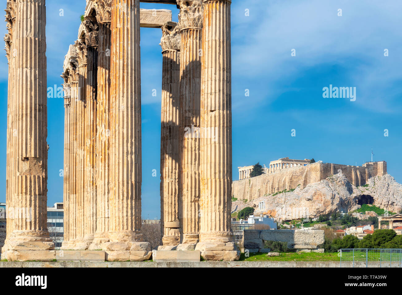 Temple de l'Olympe Zeus et l'Acropole à Athènes, Grèce. Banque D'Images