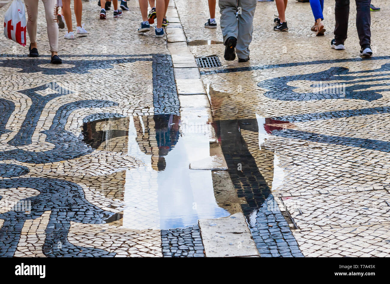 Les gens sur la rue Augusta , la célèbre attraction touristique à Lisbonne après la pluie Banque D'Images