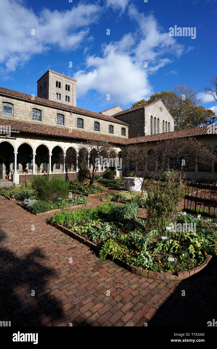 Bonnefont cloître et jardin de fines herbes dans le Cloisters museum.Metropolitan Museum of Art.Manhattan.New York City.USA Banque D'Images