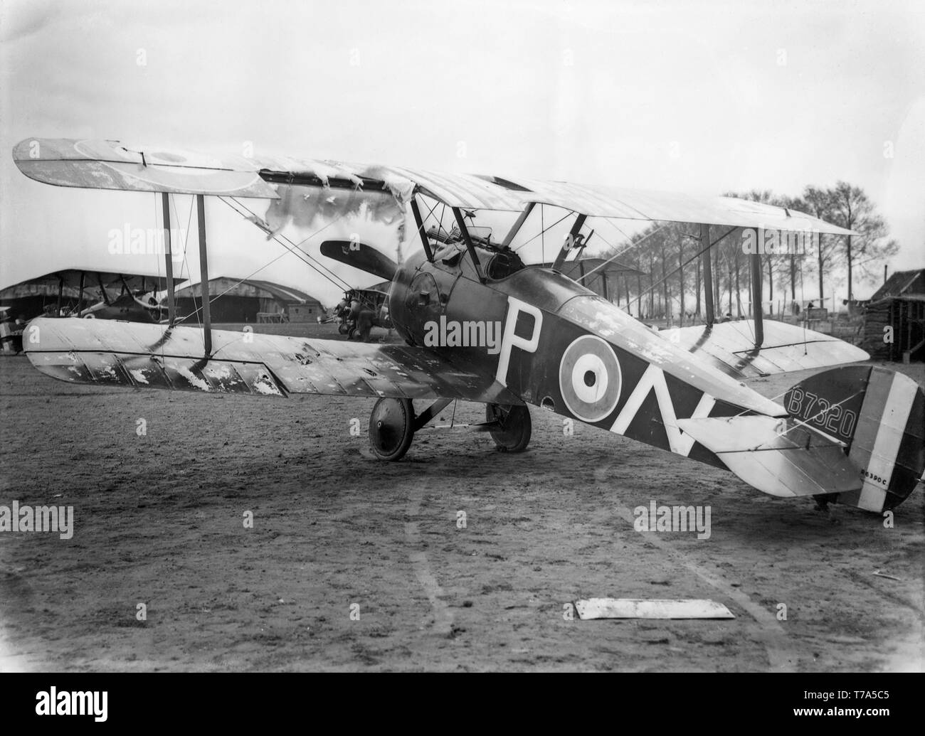 La British Royal Naval Air Service (RNAS, Sopwith Camel, F.1 fighter de la Première Guerre mondiale. Prise à Poperinge en Belgique, il a le numéro de série B7320 et de l'escadron numéro 70. Il montre d'importants dommages en raison d'avions anti-feu. Banque D'Images