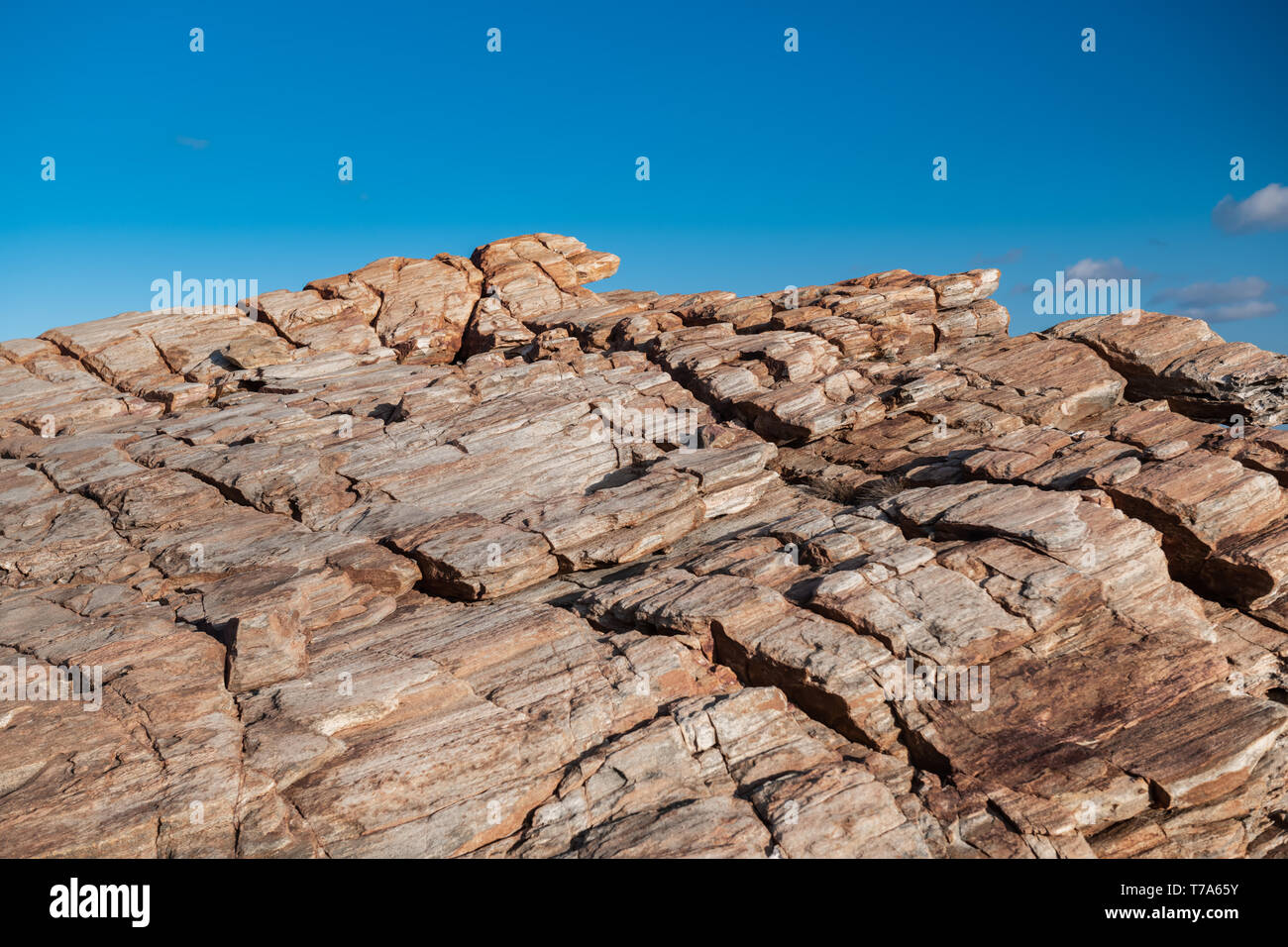 La texture des rochers étranges boulder nook sombre et de couleurs chaudes avec l'éclairage. Banque D'Images