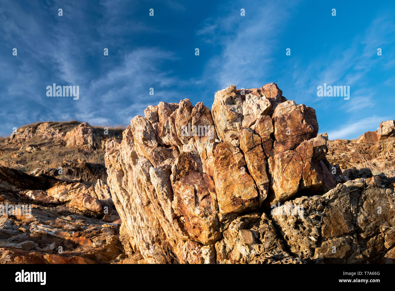 La texture des rochers étranges boulder nook sombre et de couleurs chaudes avec l'éclairage. Banque D'Images