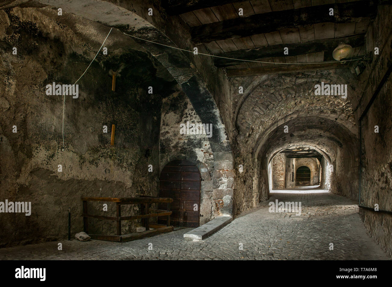 Galeries et arches de passage souterrain dans la ville médiévale de Santo Stefano di Sessanio.Santo Stefano di Sessanio, province de l'Aquila, Abruzzes, Italie, EUR Banque D'Images