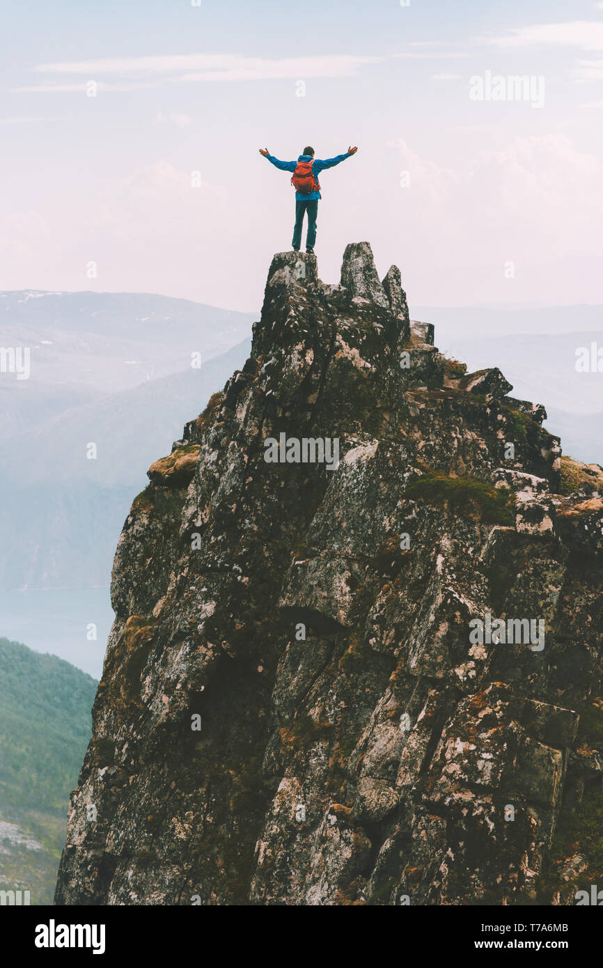 Traveler man on mountain top escalade aventure extreme lifestyle vacations réalisation succès heureux émotions Banque D'Images