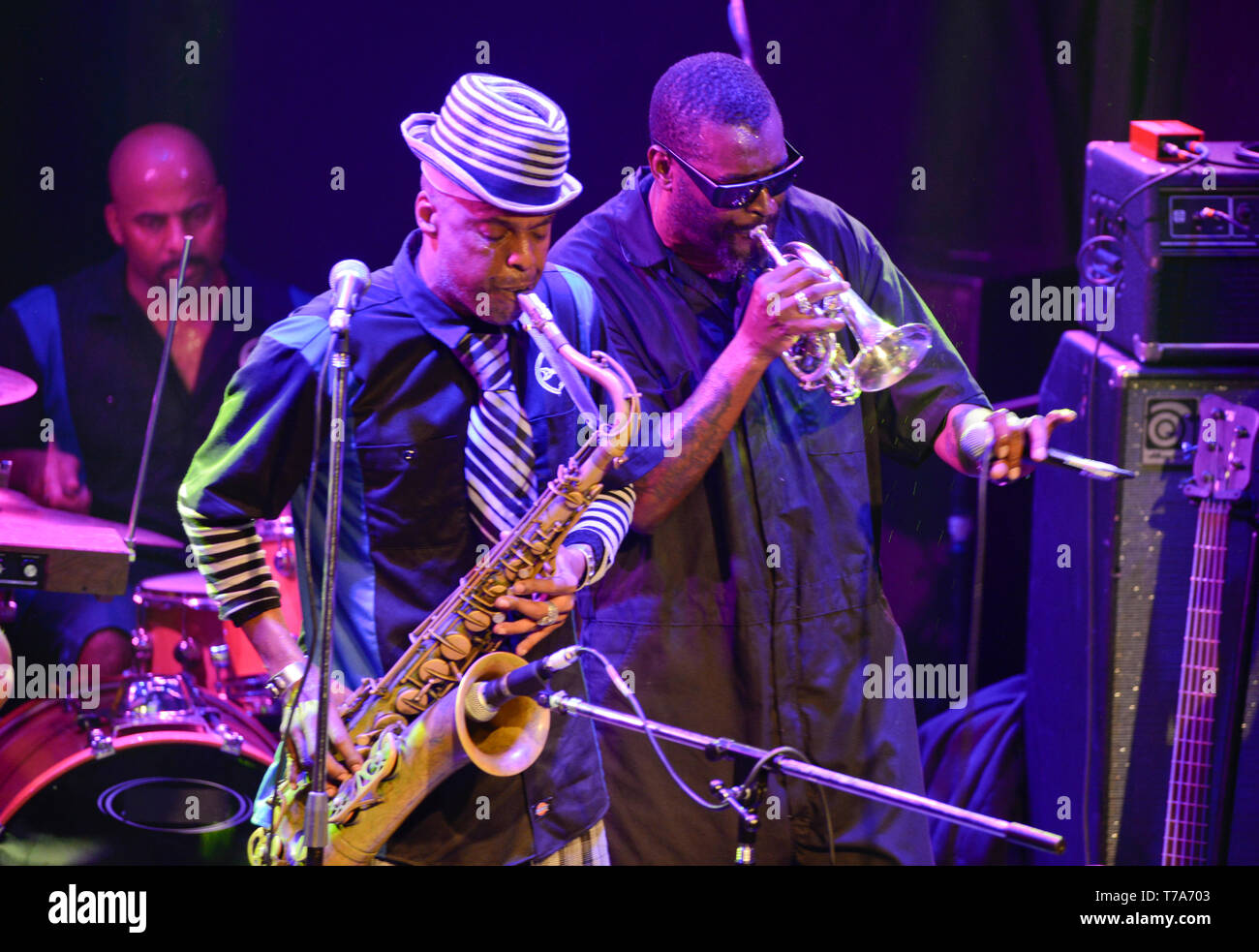 Les membres d'origine Fisbone Angelo Moore (saxophone et voix) et Walter Kibby (trompette et voix) Banque D'Images