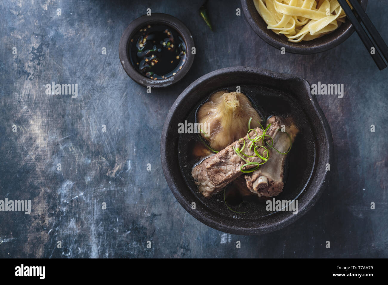 Côtes levées de porc soupe avec des herbes ou bak kut teh, Singapour et de cuisine malaisienne, copy space Banque D'Images