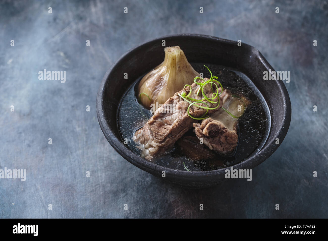 Fermer la vue de bak kut teh soupe sur fond sombre, copy space Banque D'Images