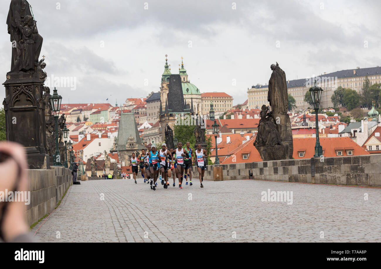 Prague, République Tchèque - 5 mai 2019 : Les premiers coureurs sur le pont Charles au 25e Jubilé Volkswagen Prague Marathon annuel.Les meilleurs du monde marat Banque D'Images