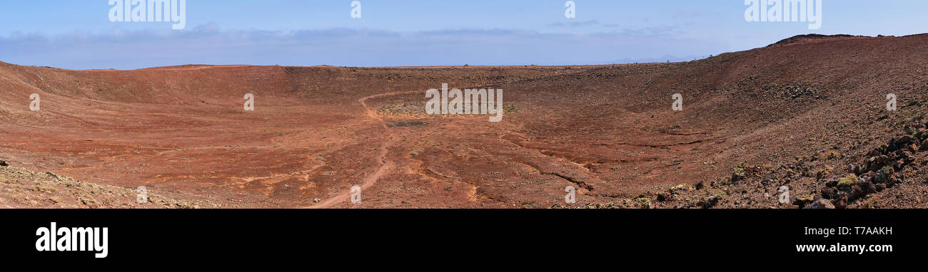 Image panoramique de la montagne rouge, montana roja, crater paysage près de Playa Blanca, Lanzarote Banque D'Images