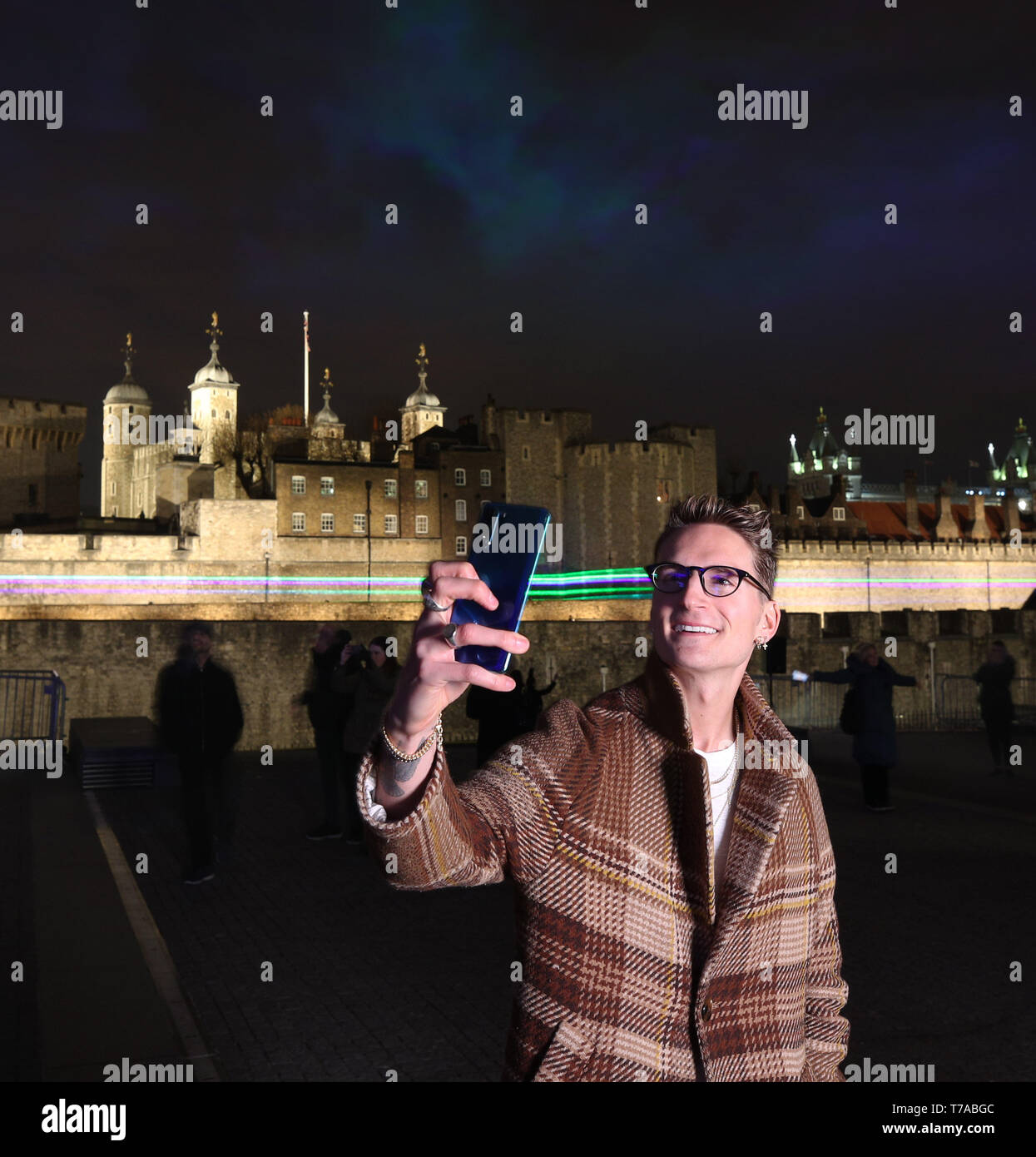 Huawei apporte la Northern Lights à Londres pour célébrer le lancement du Huawei P30 Pro. Donnant sur la célèbre Tour de Londres, l'Aurore boréale a été mis en scène pour mettre en valeur les capacités photographiques de qualité supérieure le nouveau combiné, qui permet aux utilisateurs de capturer un incroyable niveau de détail et de la couleur, même dans des conditions de faible luminosité. L'installation a été créé par l'artiste Dan Acher immersive comprend : Oliver Proudlock Où : London, Royaume-Uni Quand : 04 Avr 2019 Crédit : Joe Pepler/WENN.com/PinPep Banque D'Images