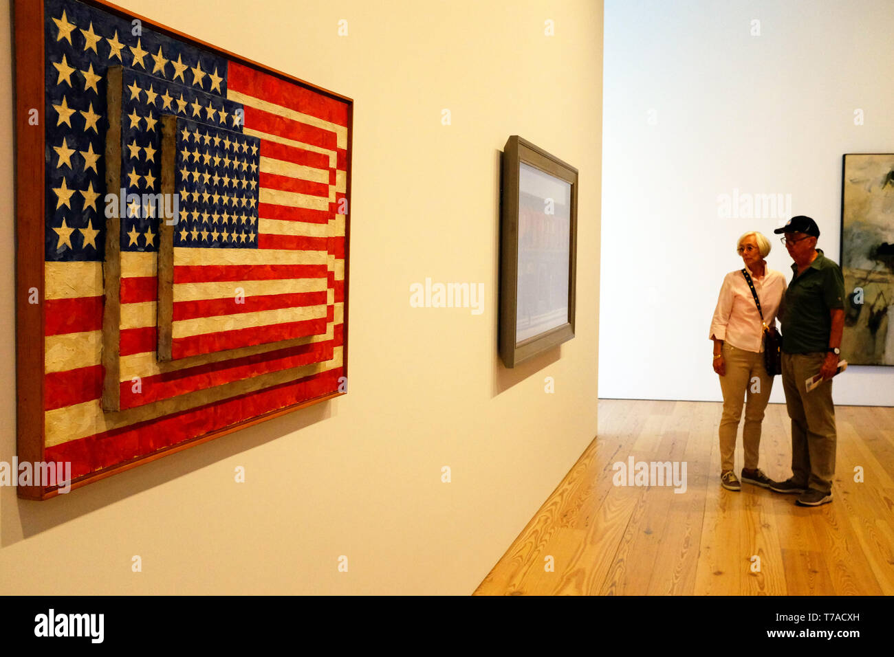 Trois drapeaux (1958) par l'artiste américaine Jasper Johns afficher dans Whitney Museum of American Art avec deux visiteurs. New York City.USA Banque D'Images