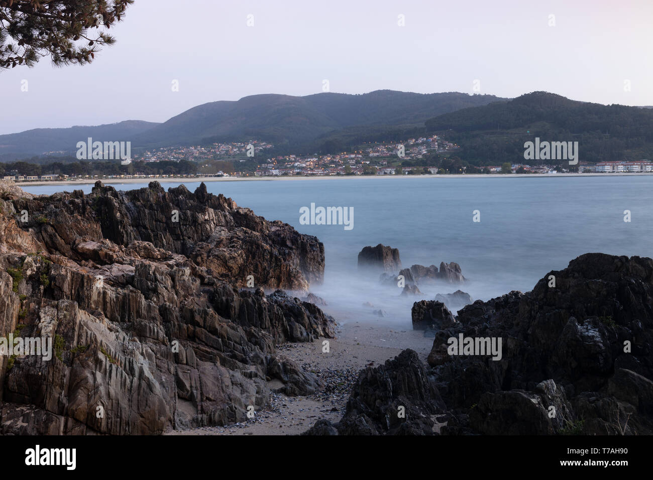 Côte de l'hôtel de ville de Vigo, avec ses plages de sable blanc et des plages de tailles différentes. En face de ces sables vous pouvez voir la ville o Banque D'Images