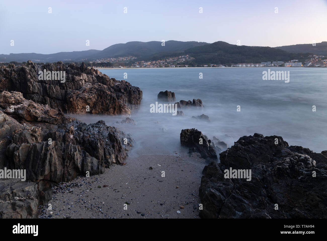 Côte de l'hôtel de ville de Vigo, avec ses plages de sable blanc et des plages de tailles différentes. En face de ces sables vous pouvez voir la ville o Banque D'Images